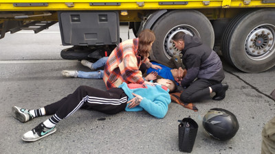 Küçükçekmece E-5'te motosiklet tırın altına girdi: 2 yaralı