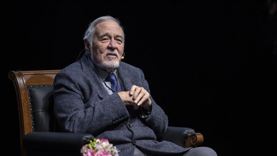 İlber Ortaylı'dan yabancıya mülk satışı isyanı. Adam Türk olmayana arazi satıyor ev satıyor. Böyle enayilik olur mu!