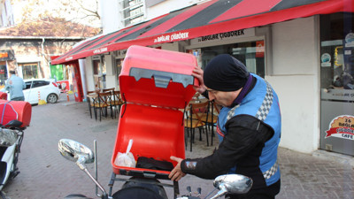Kuryelerin taşıdığı yemek siparişleri çalınıyor. 'Ekonomi iyi' diyenler utansın