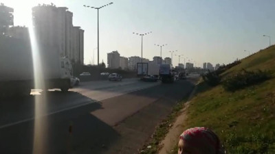 Lastiği patlayan otomobil sürücüsü faciadan son anda kurtuldu