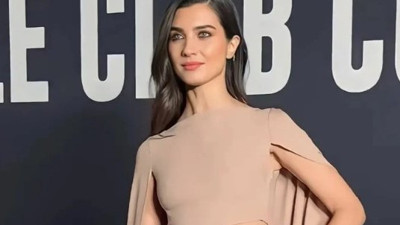 Tuba Büyüküstün Paris'te modacıları büyüledi