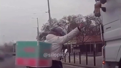 Motorlu kuryenin ellerinin üşüdüğünü fark eden TIR şoförü kuryeye eldiveni verdi