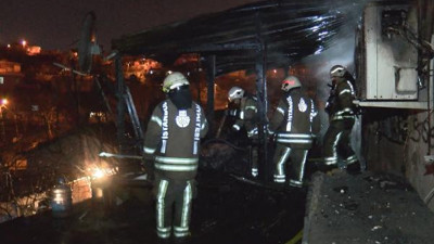 Sultangazi'de gecekondu alev alev yandı