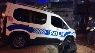 Polis aracı çöken yolun içine düştü