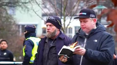 İsveç’te Kuran’ı yakan adam yine yakacağını açıkladı