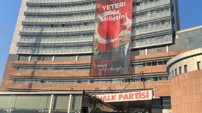CHP genel merkezinde dev afiş asıldı: Yeter söz milletin...