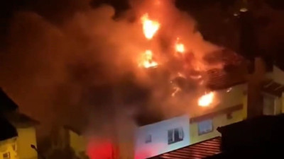 İzmir'de korku dolu anlar: Çatıya yıldırım düştü