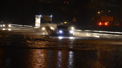 İzmir’i sağanak vurdu! Polis aracı çöken yolun içine düştü