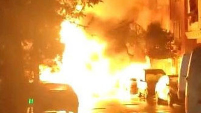 Zeytinburnu'nda doğalgaz borusu patladı: 4 araç alev alev yandı