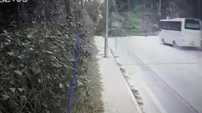 Antalya'da fırtınanın devirdiği ağaç faciaya sebep oluyordu