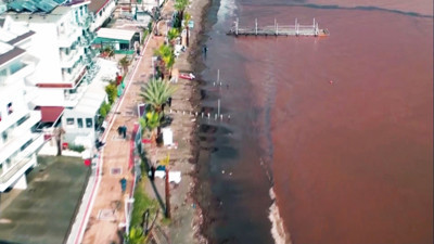 Marmaris’te denizin rengi değişti. Mavi ve turkuaz kayboldu
