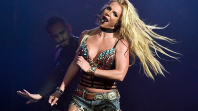 Dünyaca ünlü şarkıcının evini polis bastı