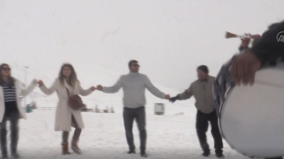 Kahramanmaraş'ta kar davul zurnayla kutlandı