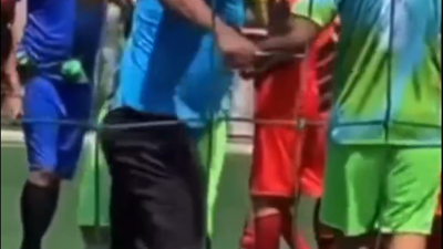 Hakem tekme atan futbolcuya bıçakla saldırdı