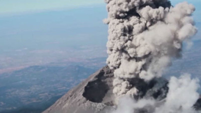 Öfkesi dinmeyen Popocatepetl Yanardağı havadan görüntülendi