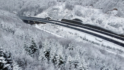 Bolu Dağı'ndaki kar yağışı aralıklarla sürüyor