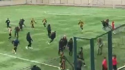 Holiganlar sahaya girdi futbolculara dövdü