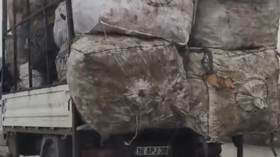 Kamyonet sürücüsü devasa çuvallarla trafikte tehlike saçtı