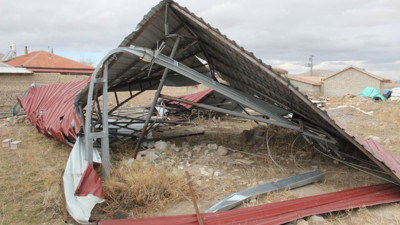 Fırtına çatıları uçurdu direkleri eğdi