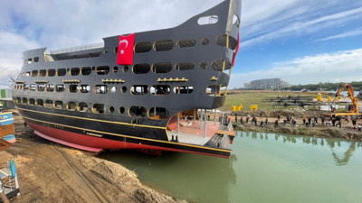 Dünyanın en büyük tur teknesi suya indirildi