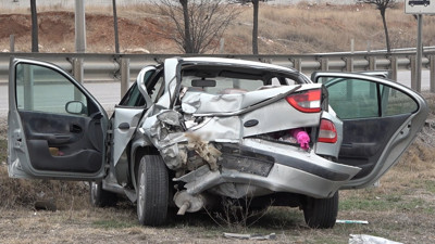 Otobüsün çarptığı otomobil hurdaya döndü: 3 yaralı