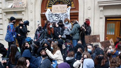 Fransa'da emeklilik refermuna kazan kaldırıldı. Genel grev başladı Fransızlar yolda kaldı