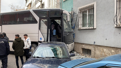 Otobüsün freni boşaldı! Park halindeki 6 araç ve apartmana çarptı