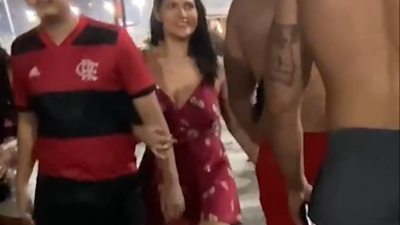 Yarı çıplak erkekleri gören kadını gözleri sosyal medyanın diline düştü. Kocasının kolunda gidiyordu