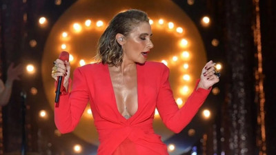 Sıla'nın sahnede gözleri doldu sesi titredi. Üç ay önce babasını kaybetmişti