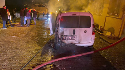 Park halindeki araç yanarak küle döndü