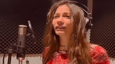 Demet Özdemir Antidepresan şarkısını söyledi