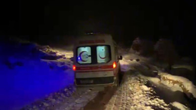 Kardan dışarı çıkamayan kadını sağlık ekipleri hastaneye götürdü