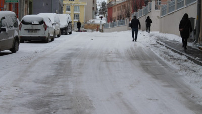 Bayburt'ta yoğun kar yağışı: Kar kalınlığı 30 santimetreye ulaştı