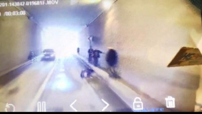 Yasak olan araç alt geçidini kullanan yaya otomobilin önüne düştü