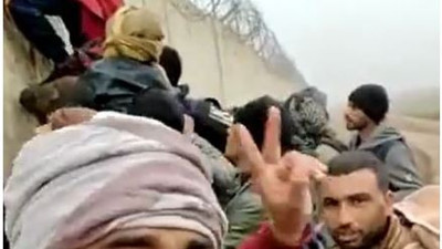 Akın akın Türkiye'ye giriyorlar bir de görüntü çekip paylaşıyorlar