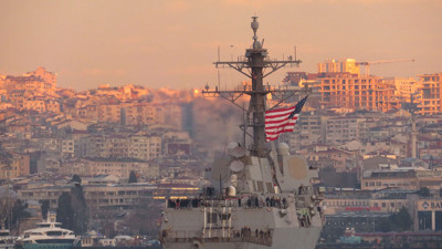 ABD savaş gemisi Boğaz'da demirledi