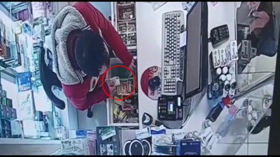 1 yılda eczaneden 150 bin TL çaldı. Paraları cebine böyle soktu