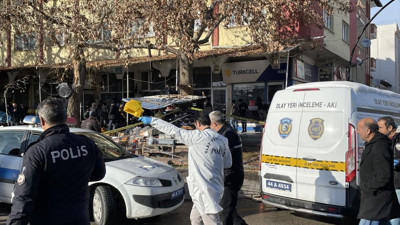 Seyyar satıcı tüfekle zabıtalara ateş açtı. Yaralılar var