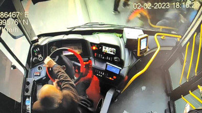 Ölümle sonuçlanan otobüs kazasında araç içi kamera görüntüleri ortaya çıktı. Seyir halindeyken uyukladığı görülen şoför tutuklandı