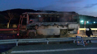 Pendik'te banka çalışanlarını taşıyan servis otobüsü alev alev yandı. İşte o anlar