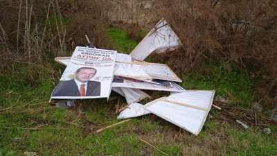 Cumhurbaşkanı Erdoğan'ın afişlerini söküp dereye attılar