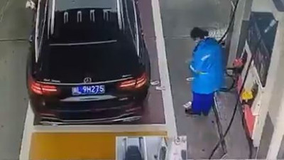 Son model aracıyla benzin almaya geldi. Paraları kadın pompacının yüzüne fırlattı