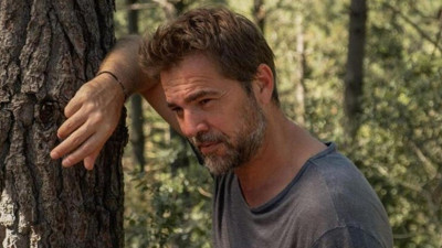 Yakışıklı oyuncu 'yaş 15' notu ile takipçilerini geçmişe götürdü