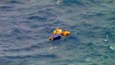 Soğutucuya tutunarak hayatta kalmaya çalıştılar