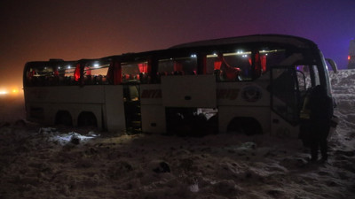 Son Dakika... Diyarbakır'da yolcu otobüsü şarampole devrildi. Onlarca yaralı var