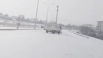 Karlı yollarda pikapla drift yaptı