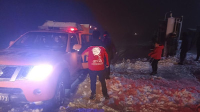 7 kişilik aile kar sebebiyle yolun ortasında kalakaldı