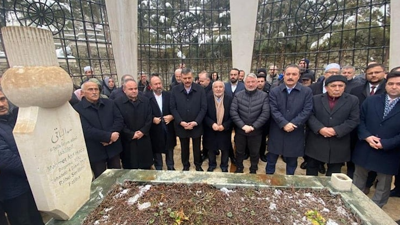 Devlet erkanı yine hain İskilipli Atıf'ın mezarında. Valisi, Milletvekili, Belediye Başkanı, rektörü önde durma yarışına girdi