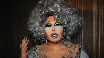 Bülent Ersoy'un fotoğraflarını tuvalet cinsiyet tabelası olarak kullandılar.