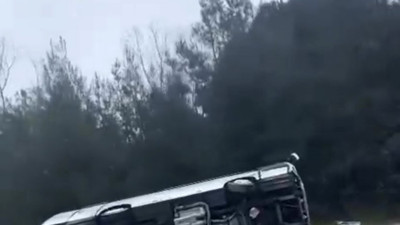 Kayganlaşan yol kazaya neden oldu: Midibüs yan yattı